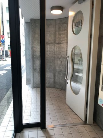 神田Y5ビルのエントランス