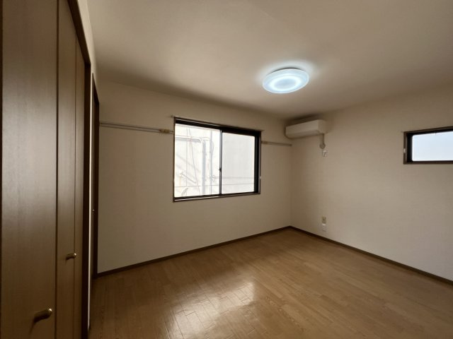 セジュール碧Cの居間・リビング|北洋室6.5帖　エアコン、照明付きです。