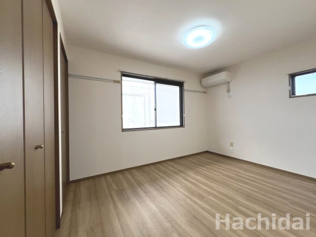 セジュール碧Cの居間・リビング|北洋室6.5帖　エアコン、照明付きです。