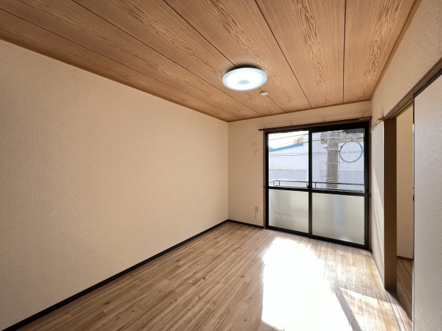 セジュール碧Cの居間・リビング|南洋室6帖　照明付きです。