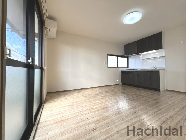 セジュール碧Cの居間・リビング|居室照明、エアコン付きです。