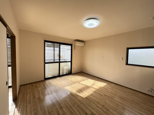 セジュール碧Cの居間・リビング|居室照明、エアコン付きです。