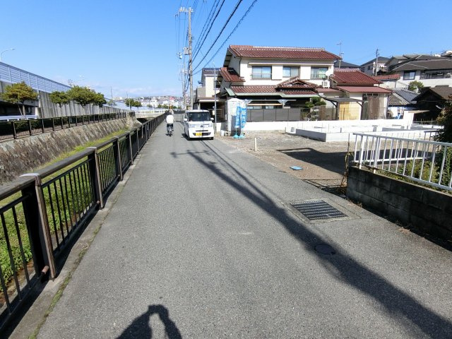 明石市朝霧南町　土地の前面道路含む現地写真|南へ一方通行の道路に面してます
交通量は少ないです
