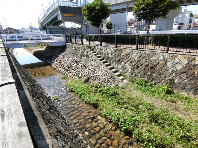 明石市朝霧南町　土地の周辺|物件道路をはさみ西側　朝霧川です　綺麗に整備されていてお散歩に最適です