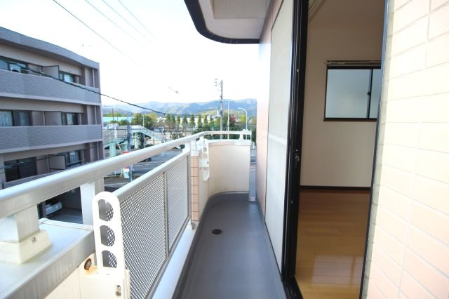 ミレニアム司のバルコニー|暖かな日差しのふりそそぐバルコニー