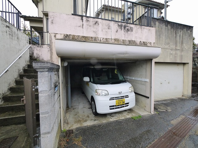 六条町戸建の駐車場