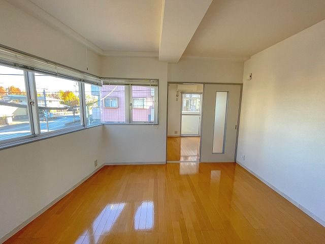 レジデンス司の居間・リビング|こちらの居間で趣味の時間をお楽しみください