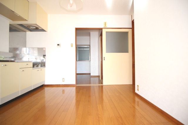 OKマンションの居間・リビング|ゆったり過ごせる居間です
※間取り反転の場合あり、内装が若干異なる場合がございます