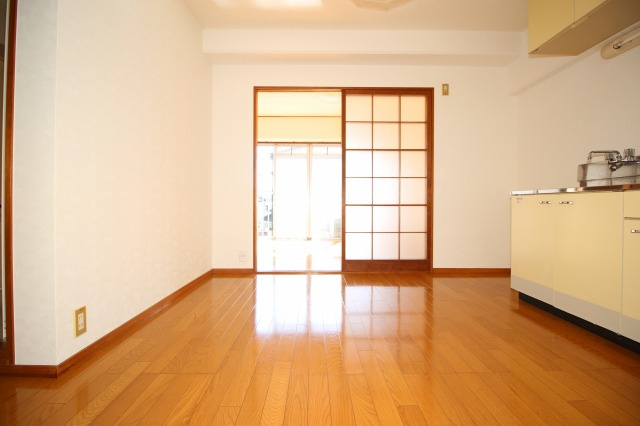 OKマンションの居間・リビング|おしゃれな居間です
※間取り反転の場合あり、内装が若干異なる場合がございます