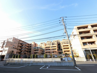 【外観】 | 総戸数227戸、平成11年8月築のマンションです。
専有面積69.02平米、2LDKのリフォーム済のお部屋となります。
