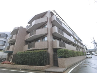 【外観】 | 総戸数23戸、1994年3月築のマンションです。
専有面積56.72平米、2LDKのリフォーム済のお部屋となります。