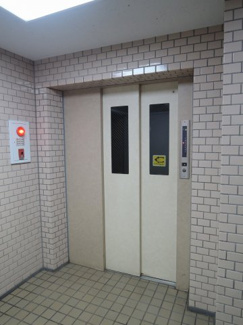 【その他共用部分】 | お買い物時やベビーカーの出し入れに便利なエレベーター付です。