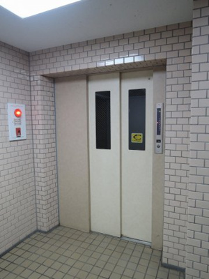 【その他共用部分】 | コスモ上永谷 | お買い物時やベビーカーの出し入れに便利なエレベーター付です。