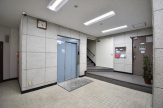 【その他共用部分】 | お買い物時やベビーカーの出し入れに便利なエレベーター付です。