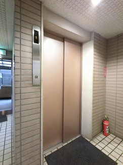 【その他共用部分】 | お買い物時やベビーカーの出し入れに便利なエレベーター付です。