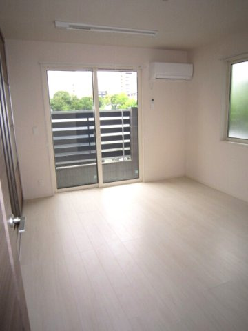 熊本市中央区本荘５丁目のアパートの居間・リビング