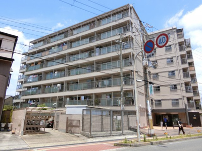 【外観】 | コボリマンション豊中 | 【現地写真】
 7階建♪ 駅近くの陽当たりの良いマンションとなっております♪