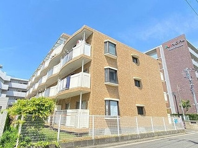 【外観】 | シャトレー日吉 | 東急東横線「日吉」駅より徒歩圏内☆コンビニまで40ｍ！隣接する建物に保育園があります☆閑静な住宅地にある4階建てマンションです♪