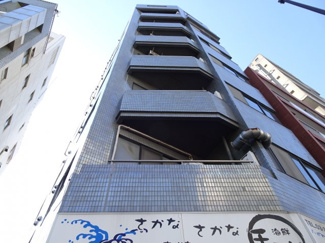 【外観】 | AokiビルⅡ　鉄筋コンクリート造の外観タイル張り。ワンフロア2世帯。全室角部屋で明るいお部屋です。日暮里駅から徒歩5分・鶯谷駅から徒歩7分の好立地。スーパーやコンビニも近くにあり買い物便利です。
