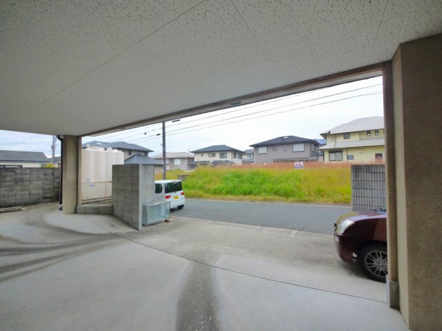 ロイヤルコート光台の駐車場