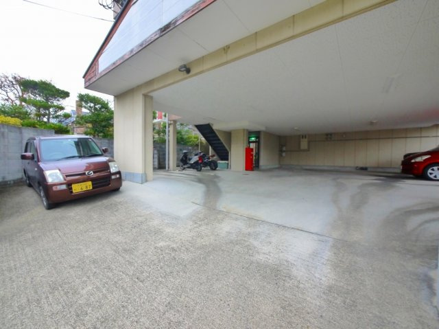 ロイヤルコート光台の駐車場