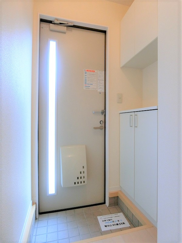 ジェミニ向中野　弐番館の玄関