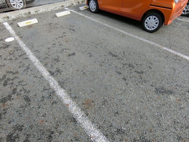 ジェミニ向中野　弐番館の駐車場