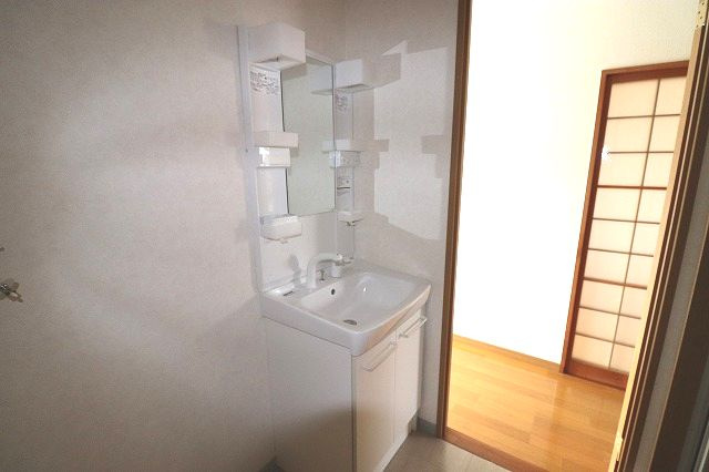 あざみのスクエアIIの独立洗面台|朝の支度にも助かる、独立の洗髪洗面化粧台