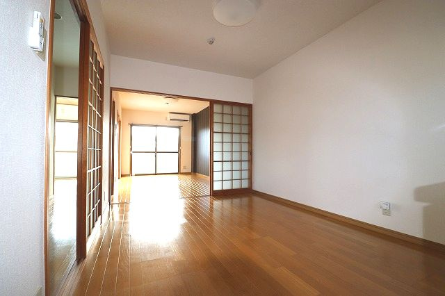 あざみのスクエアIIの居間・リビング|使いやすい居間です