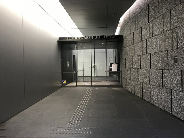 虎ノ門ビルのエントランス