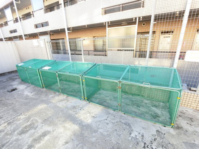 【その他共用部分】 | ダイアパレス清水ヶ丘スウィートガーデン | ごみ置き場です。
敷地内にあるのでゴミ出し楽ちんです。