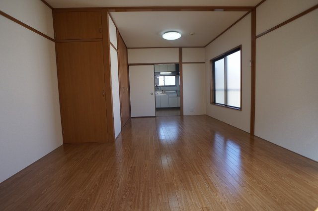 第2みき荘の寝室|広い洋室です