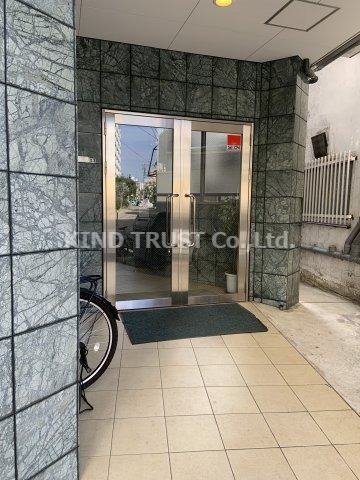 メゾンドアヴェルⅢのエントランス|落ち着いたエントランスです