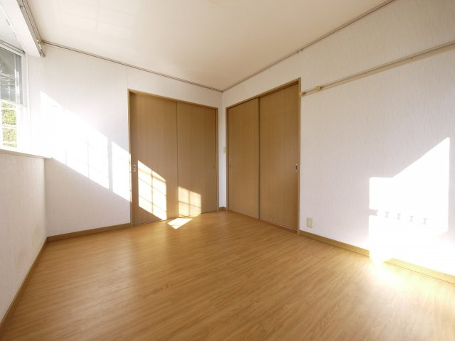 フラワーハイツの居間・リビング|洋室はフローリング仕様！