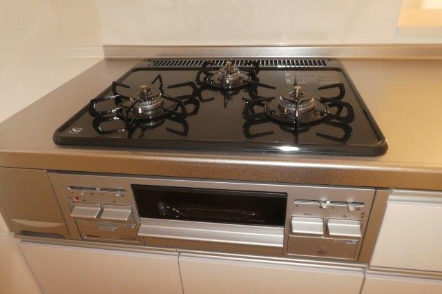 カーサプリートＡのキッチン|３口ガスコンロ