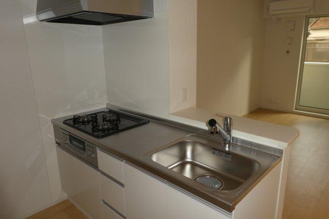 カーサプリートＡのキッチン|３口ガスコンロ付きシステムキッチン