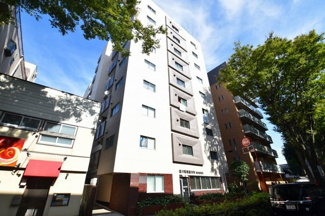 【外観】 | 重厚感のあるタイル張りの外観。