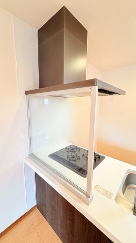 フェスタリア高塚のキッチン|耐熱ガラスのカバー付きです。