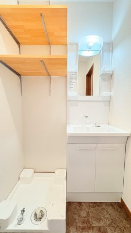 フェスタリア高塚の独立洗面台|可動式の棚がついています。