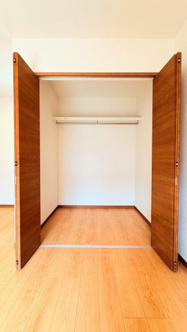 フェスタリア高塚の収納|とても広いウォークインクローゼットです。