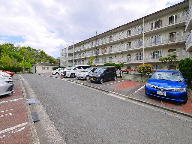 帝塚山ガーデンハイツ3号棟の駐車場|駐車スペースもあります