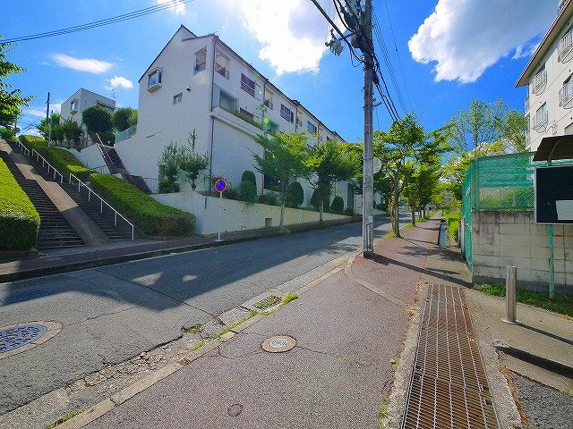 帝塚山ガーデンハイツ3号棟の駐車場|車をお持ちの方に嬉しい駐車場付きの物件です