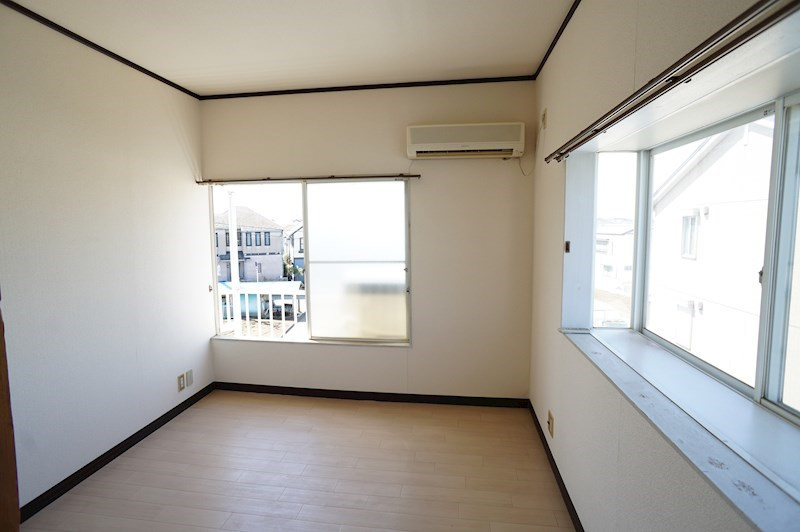 ハイムサンシャワーの居間・リビング|二面採光の洋室は明るい♪