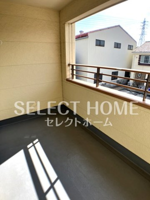 【バルコニー】 | アーモ アレッツォB | 外からの目が気にならないバルコニーで洗濯物が干せます