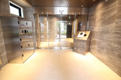 【エントランス】 | ヴェヌスタ西田辺 | マンションエントランスも高級感があります♪