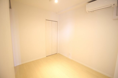 【寝室】 | ヴェヌスタ西田辺 | 洋室　4.8帖