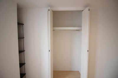 【収納】 | ヴェヌスタ西田辺 | 備え付けの棚などがあり便利なウォークインクローゼット♪