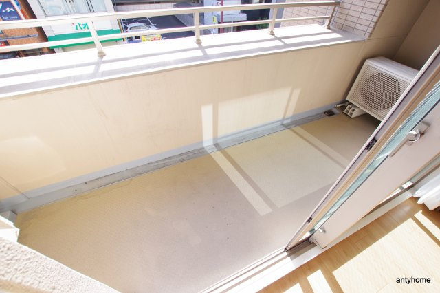 アパートメンツ江坂　仲介手数料無料のバルコニー