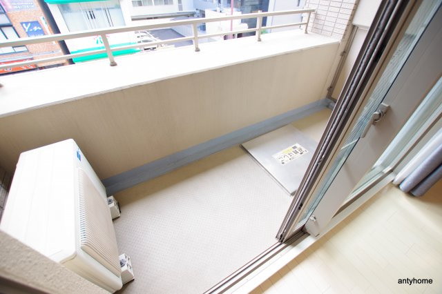アパートメンツ江坂　仲介手数料無料のバルコニー