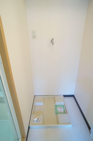 アスライフ宝塚山本ガーデンの設備|室内洗濯機置き場です。参考、同建物・反転間取りの号室